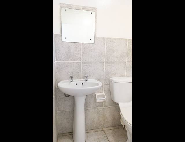 1 bed property to rent in PINELANDS